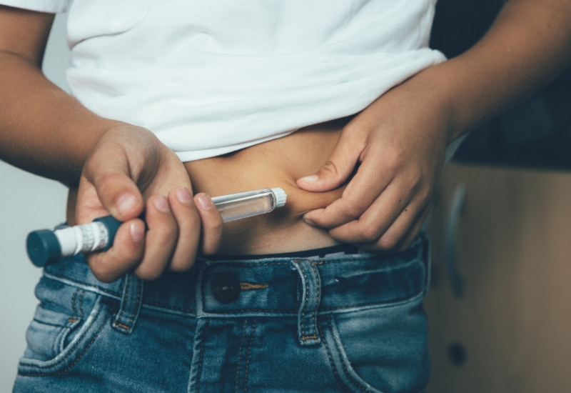 Ein Mann spritzt sich Insulin mit einem Insulinpen