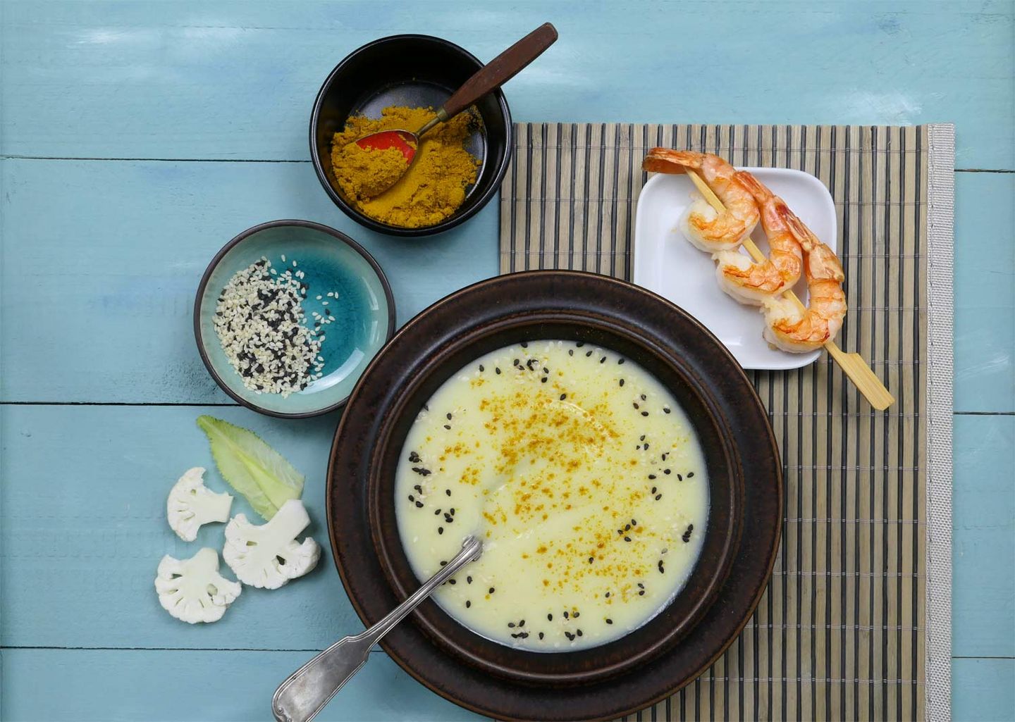 Curry-Blumenkohl-Suppe mit Sesam und Garnelen-Spieß