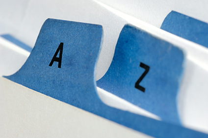 Karteikarten mit blauen Trennblättern auf denen die Buchstaben "A" und "Z"stehen