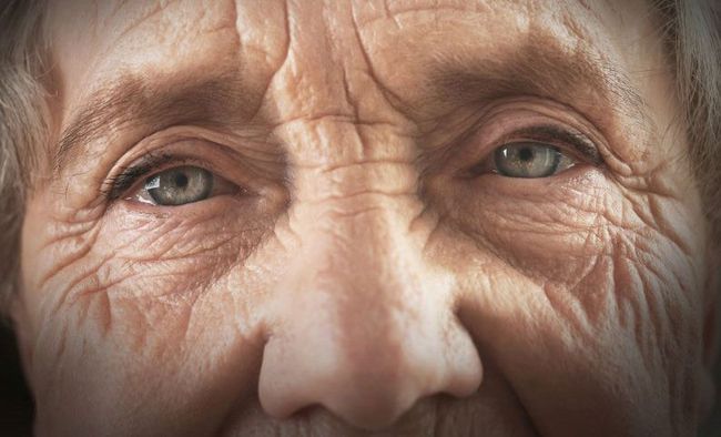 Nahaufnahme der Augen einer älteren Person