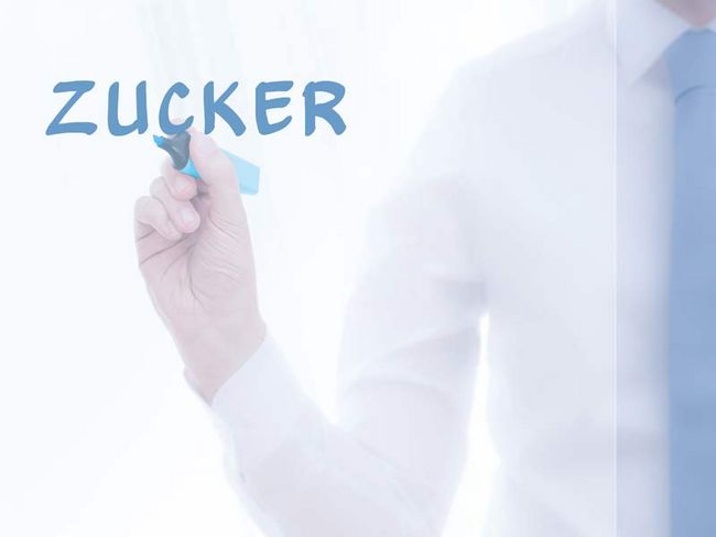 Ein Mann schreibt ZUCKER auf eine Glaswand
