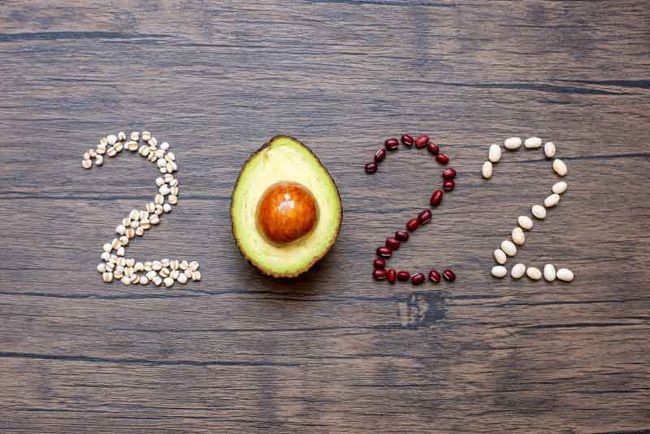2022 Frohes neues Jahr und neues Du mit Obst und Gemüse; Avocado, Adlay und Bohnen auf dem Tisch.