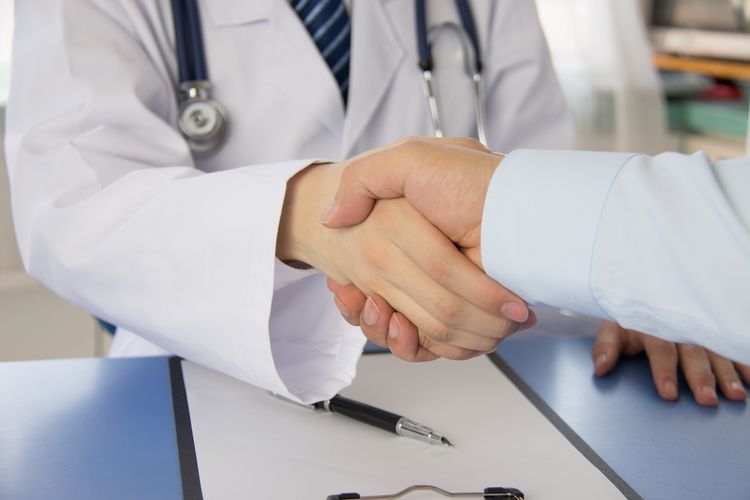 Patient schüttelt Arzt die Hand