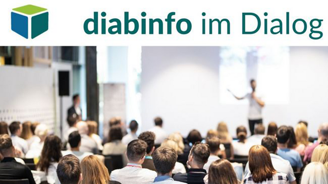 Referent hält einen Vortrag vor einer interessierten Zuhörerschaft in einem gefüllten Vortragssaal.