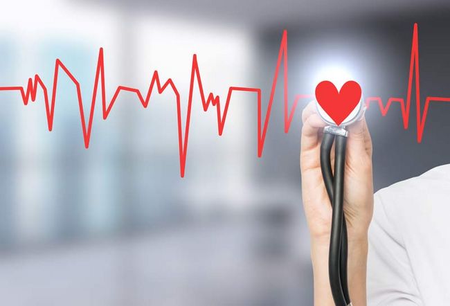 Eine EKG-Linie mit einem Herzen. An das Herz wird ein Stethoskop gehalten. 