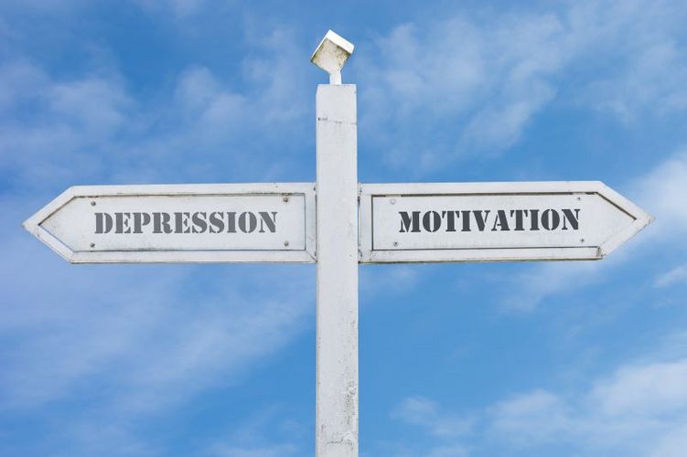 Ein Wegweiser nach links mit Aufschrift Depression, ein Wegweiser nach rechts mit Aufschrift Motivation