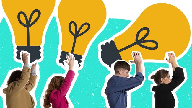 4 Jugendliche sind von der Seite zu sehen. Sie stehen nebeneinander jeweils mit der Schulter zum Betrachtenden. Die Jugendlichen tragen 3 gezeichnete Glüchbirnen über ihren Köpfen.