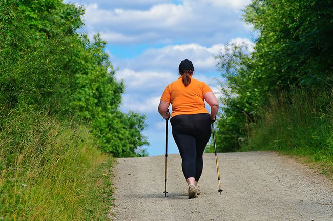 Blick von hinten auf eine walkende Frau.