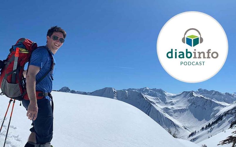 Ivo Rettig läuft Ski in den schneebedeckten Bergen.
