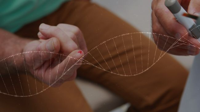 Auf dem Bild ist im Vordergrund eine DNA-Doppelhelix zu erkennen. Im Bildhinteegrund sieht man die Hände einer sitzenden Person, welche gerade blutig ihren Blutzucker misst.