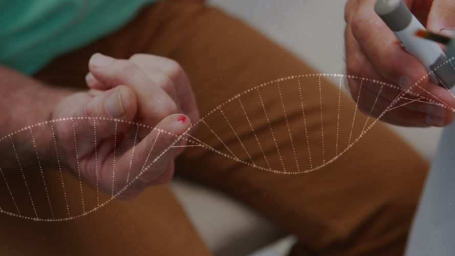 Auf dem Bild ist im Vordergrund eine DNA-Doppelhelix zu erkennen. Im Bildhinteegrund sieht man die Hände einer sitzenden Person, welche gerade blutig ihren Blutzucker misst.
