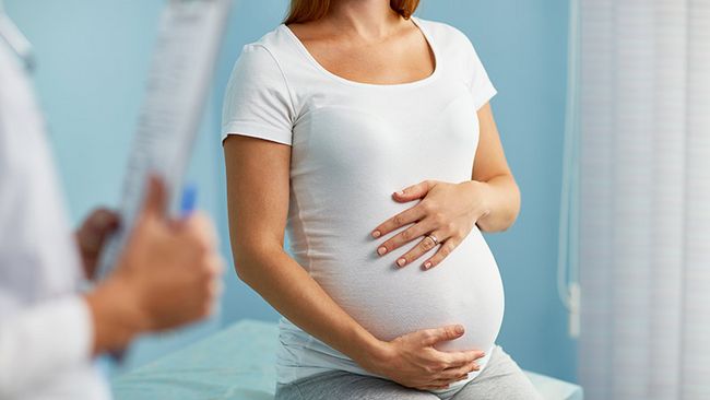 Schwangere Frau beim Arzt.