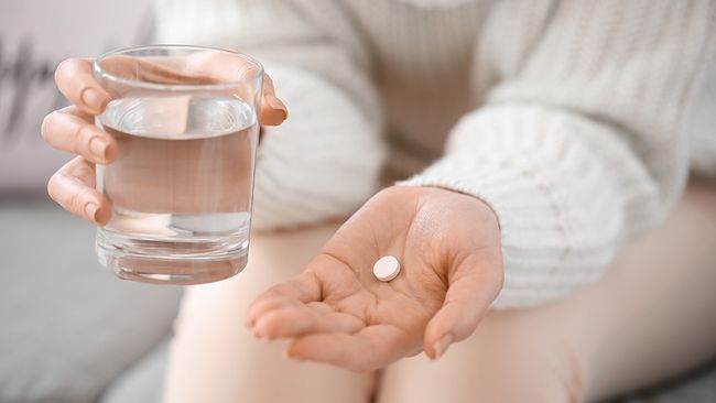 Seit dem 1. September 2026 ist Semaglutid zur Behandlung von Adipositas in Deutschland auch als Tablette erhältlich © africa-studio.com / Adobe Stock Eine Frau hält in einer Hand ein Glas Wasser und hat eine Tablette in der anderen Handfläche liegen.