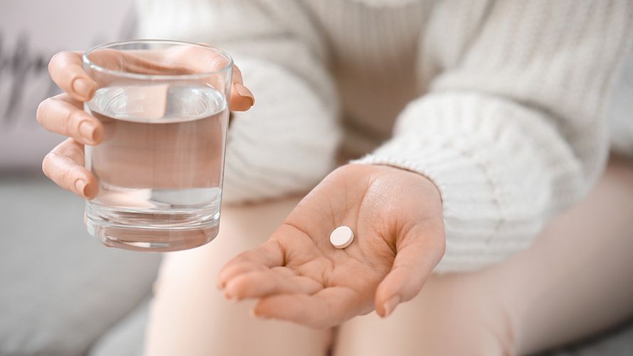 Seit dem 1. September 2026 ist Semaglutid zur Behandlung von Adipositas in Deutschland auch als Tablette erhältlich © africa-studio.com / Adobe Stock Eine Frau hält in einer Hand ein Glas Wasser und hat eine Tablette in der anderen Handfläche liegen.