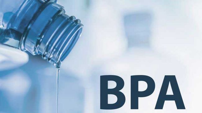 Aus einer Plastikflasche tropft Wasser, daneben steht in Großbuchstaben "BPA"
