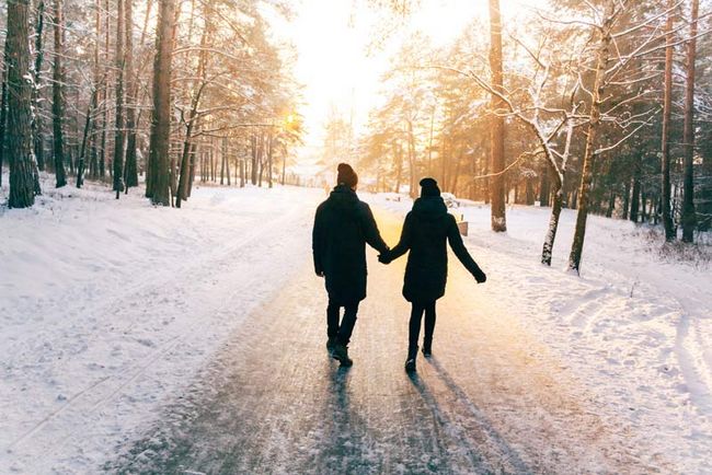 Ein Paar bei einem Winterspaziergang.