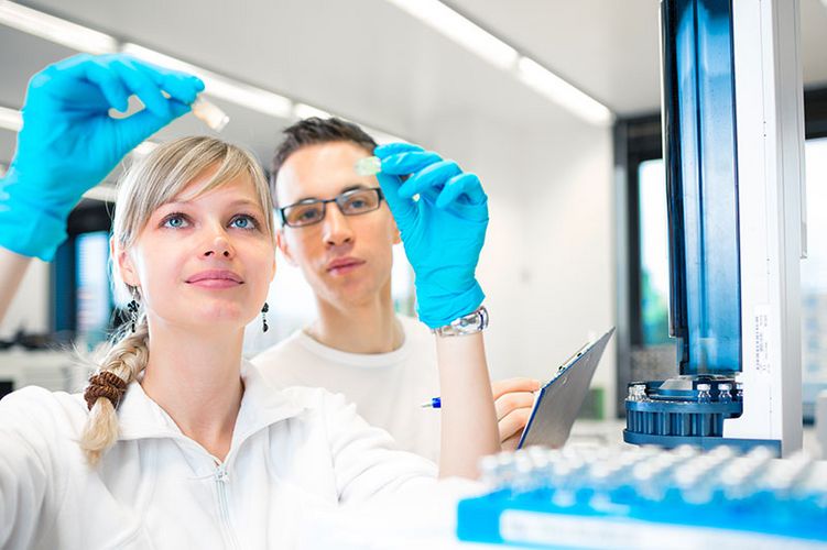 2 junge Forschende führen ein Experiment im Labor durch