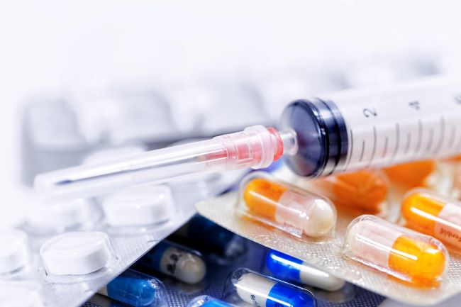 Verschiedene Formen von Medikamenten: Tabletten, Kapseln und Spritzen