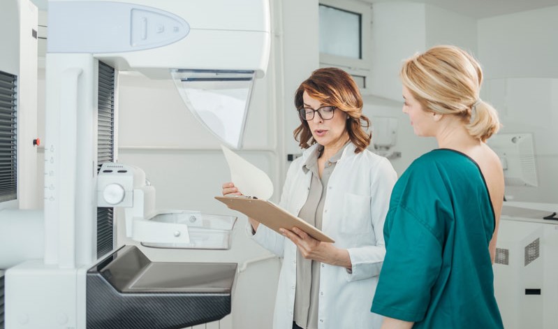 Eine Ärztin führt mit einer Patientin eine Krebsvorsorgeuntersuchung durch