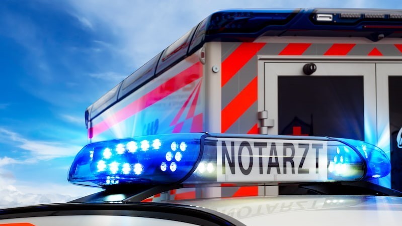 Ein Krankenwagen und Notarztwagen mit der Aufschrift "Notarzt"