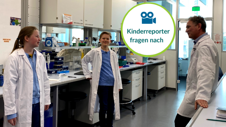 Paul Pfluger und die Kinderreporter im Labor © Helmholtz Munich