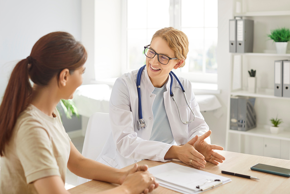 Der Gesundheits-Check-up ist eine Früherkennungsuntersuchung für Erwachsene, auch wenn keine Beschwerden vorliegen © Studio Romantic / Adobe Stock Ärztin im Gespräch mit einer Patientin in einer Arztpraxis.